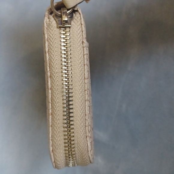 GUESS Los Angeles Monogram Logo Clutch - Picture 4 of 7